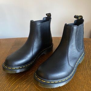 Dr. Martens 2976 SLIP RESISTANT Leather Chelsea Boots